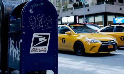 Caixa de correio do USPS é vista na Quinta Avenida, em 24 de fevereiro de 2021