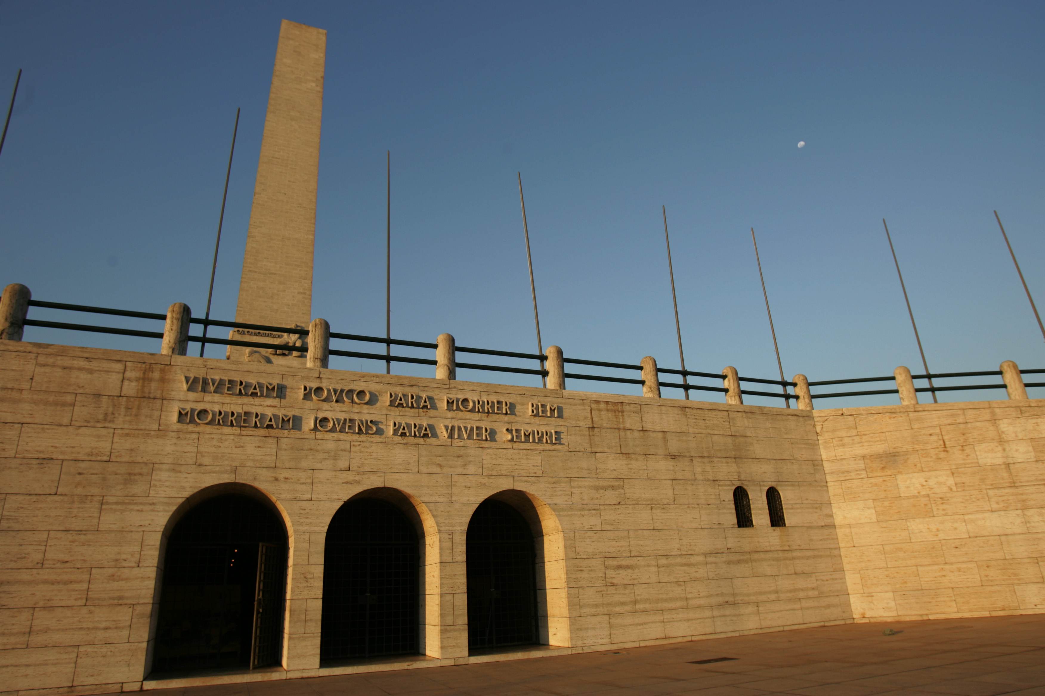 Construído em frente ao Parque do Ibirapuera, o Obelisco homenageia os mortos da