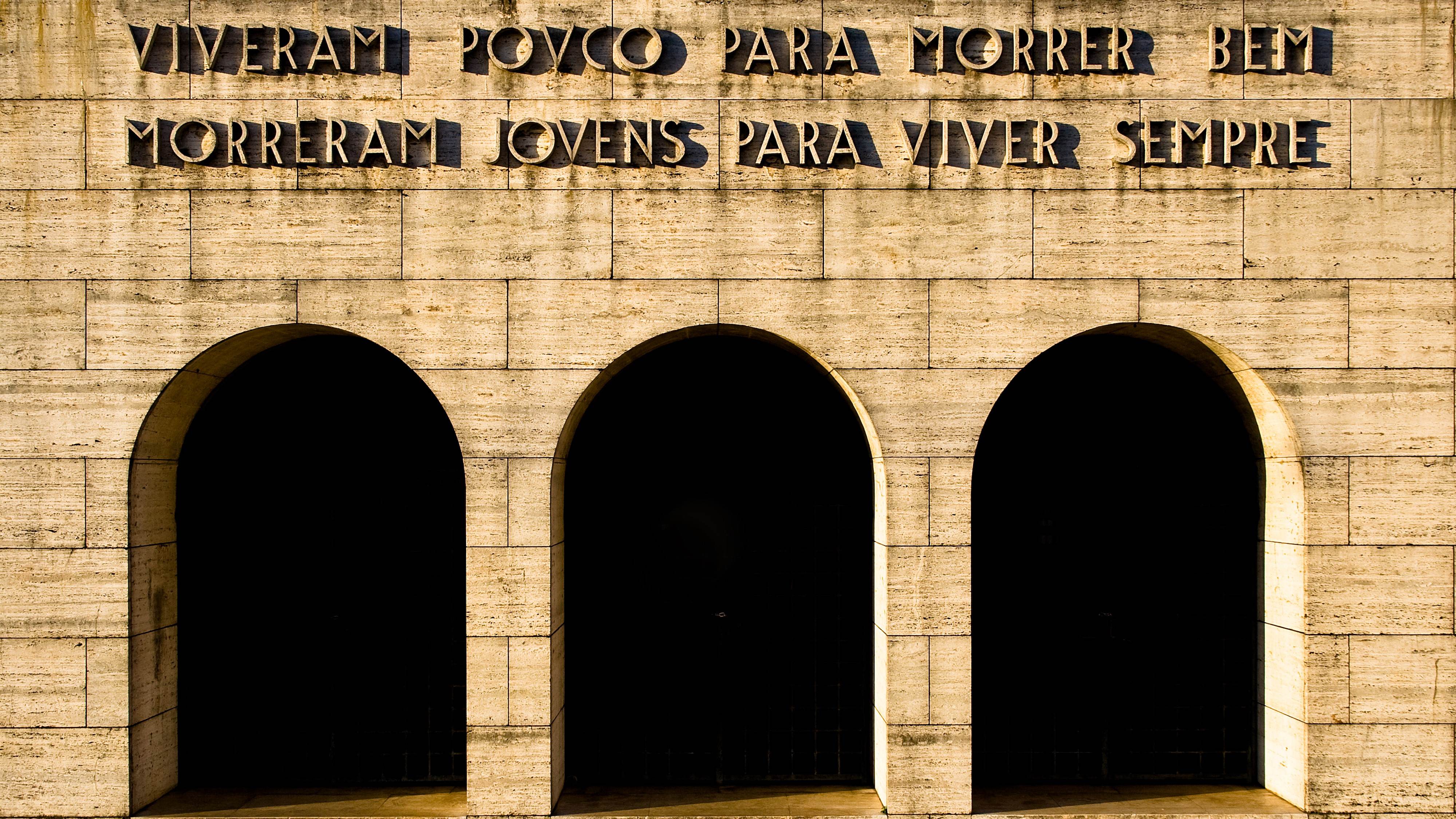 Inscrição no mausoléu onde fica o monumento em homenagem os mortos na Revolução 