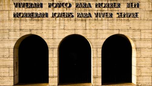 Inscrição no mausoléu onde fica o monumento em homenagem os mortos na Revolução