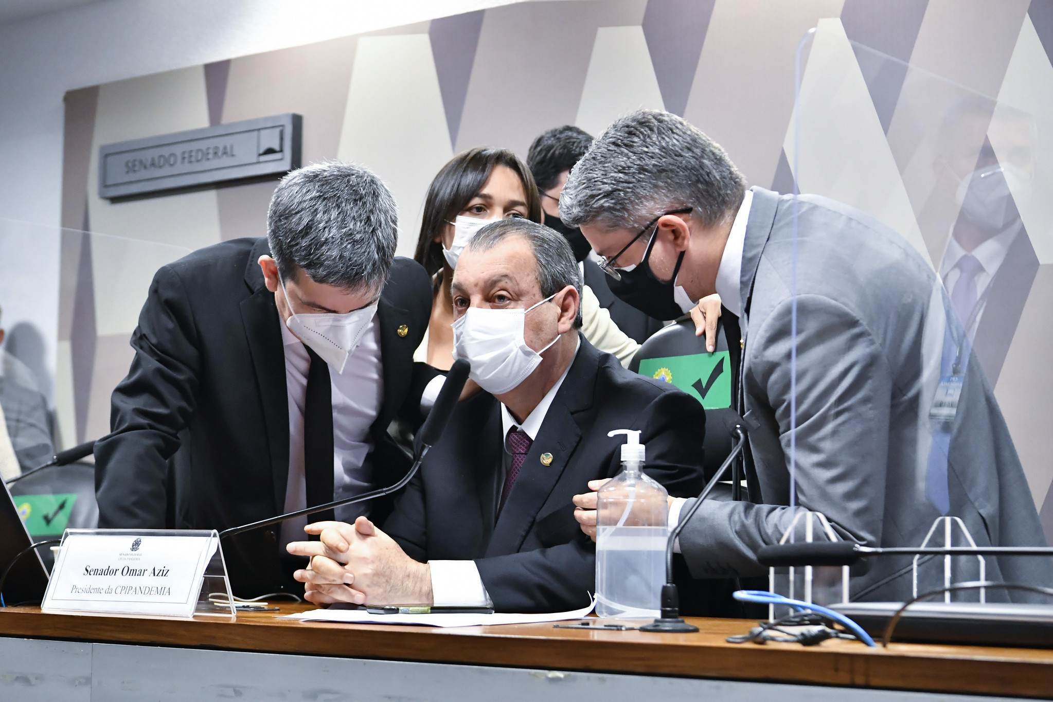 Senadores da CPI reúnem-se para discussão 