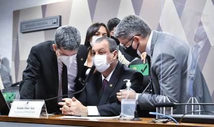 Senadores da CPI reúnem-se para discussão 