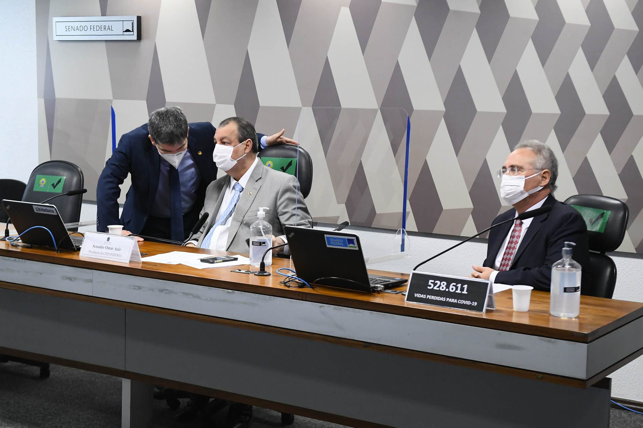 Randolfe Rodrigues, Omar Aziz e Renan Calheiros em sessão da CPI