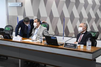 Randolfe Rodrigues, Omar Aziz e Renan Calheiros em sessão da CPI