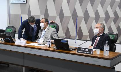 Randolfe Rodrigues, Omar Aziz e Renan Calheiros em sessão da CPI