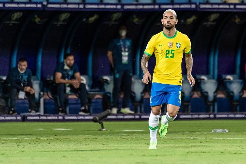 Ação pede que Douglas Luiz jogue com a 24 no lugar da 25