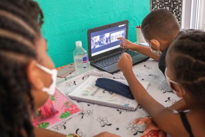 A pandemia desafiou os países a desenvolver o ensino remoto, que depende do acesso à internet / ESTADAO CONTEUDO