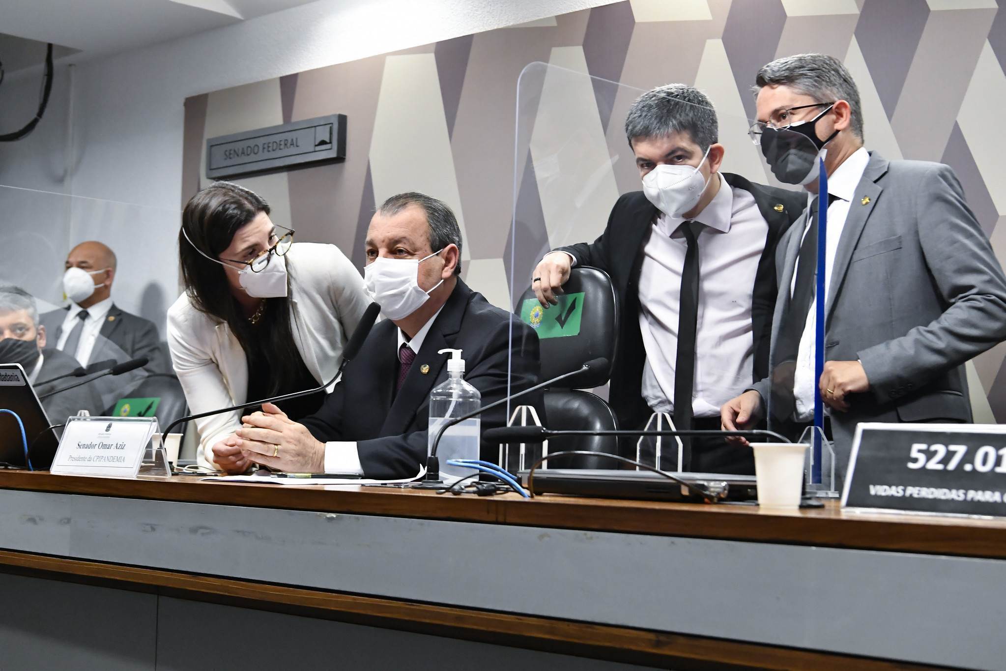 Senadores se reúnem em torno de Omar Aziz (PSD-AM) na CPI da Pandemia Senadores se reúnem em torno de Omar Aziz (PSD-AM) na CPI da Pandemia
