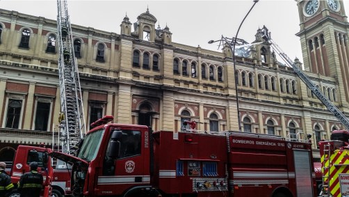 Bombeiros fazem o rescaldo do fogo que atingiu o Museu da Língua Portuguesa