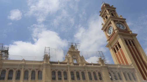 Tapumes foram colocados no prédio durante a reforma