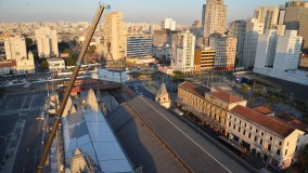 Funcionários trabalhando na reconstrução do Museu da Língua Portuguesa