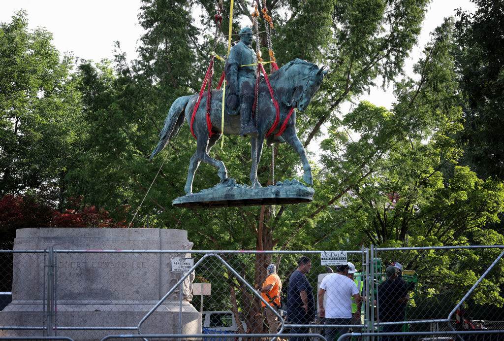 Estátua do general confederado Robert E. Lee sendo retirada de Charlottesville / Getty Images