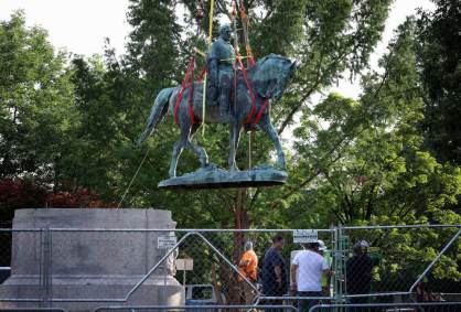 Estátua do general confederado Robert E. Lee foi retirada de Charlottesville