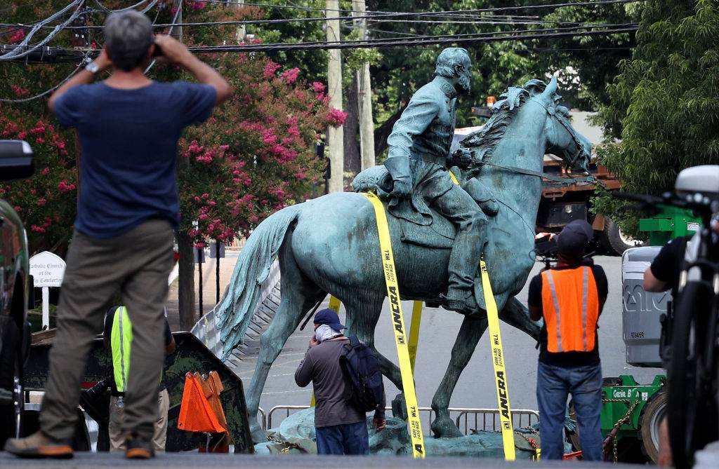 Estátua de Thomas "Stonewall" Jackson também é removida de Charlottesville