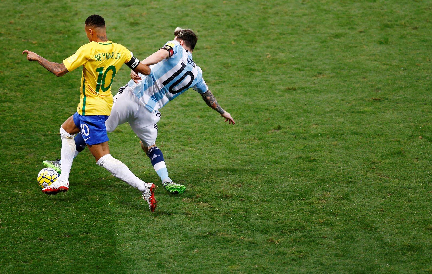 Neymar e Lionel Messi durante partida entre Brasil e Argentina