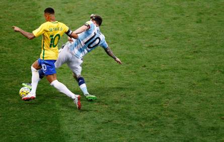 Neymar e Lionel Messi durante partida entre Brasil e Argentina