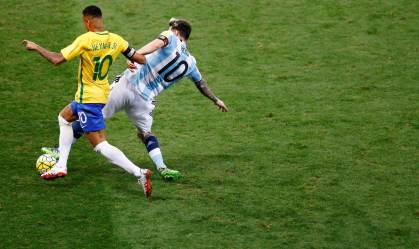 Neymar e Lionel Messi durante partida entre Brasil e Argentina