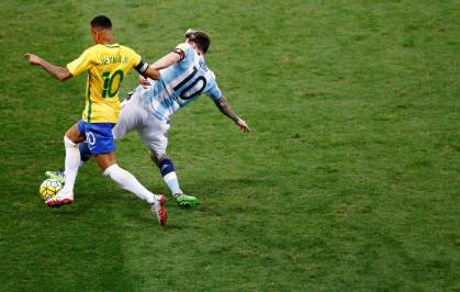 Neymar e Lionel Messi durante partida entre Brasil e Argentina