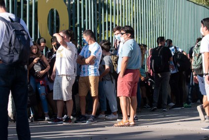 Aglomeração fora do Maracanã em dia de final da Copa América
