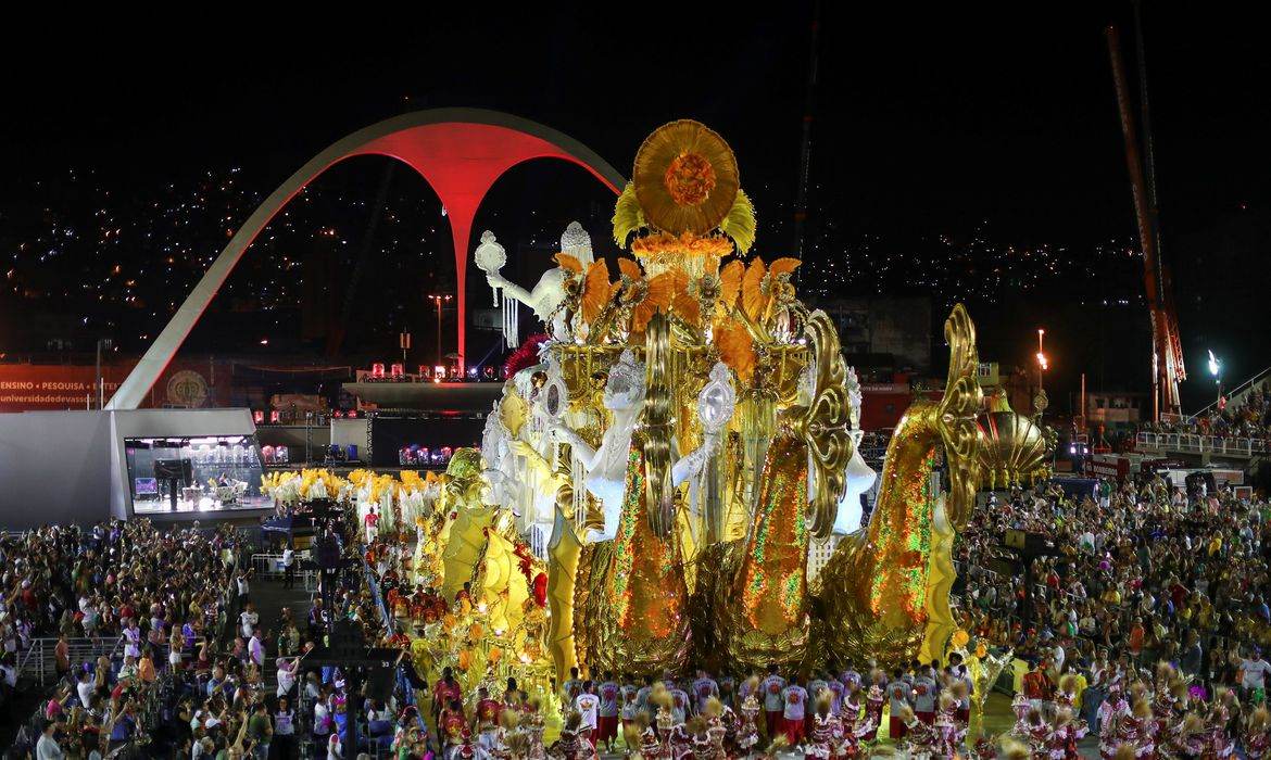 Foto mostra o desfile da Viradouro do Carnaval 2020 no Rio de Janeiro