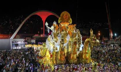 Foto mostra o desfile da Viradouro do Carnaval 2020 no Rio de Janeiro
