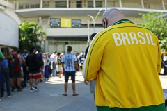 Aglomeração fora do Maracanã em dia de final da Copa América