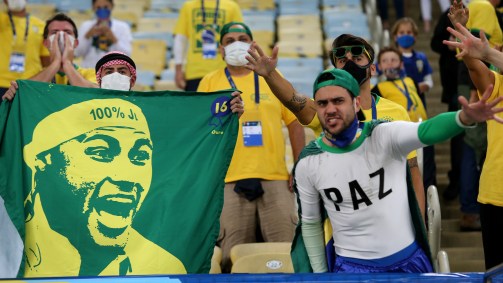 Torcedores do Brasil levaram bandeira com o rosto de Neymar ao Maracanã