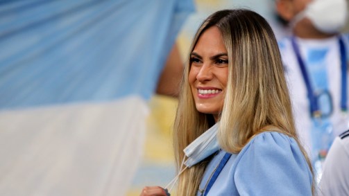 Torcedora da Argentina sorri durante final entre Argentina e Brasil no Maracanã