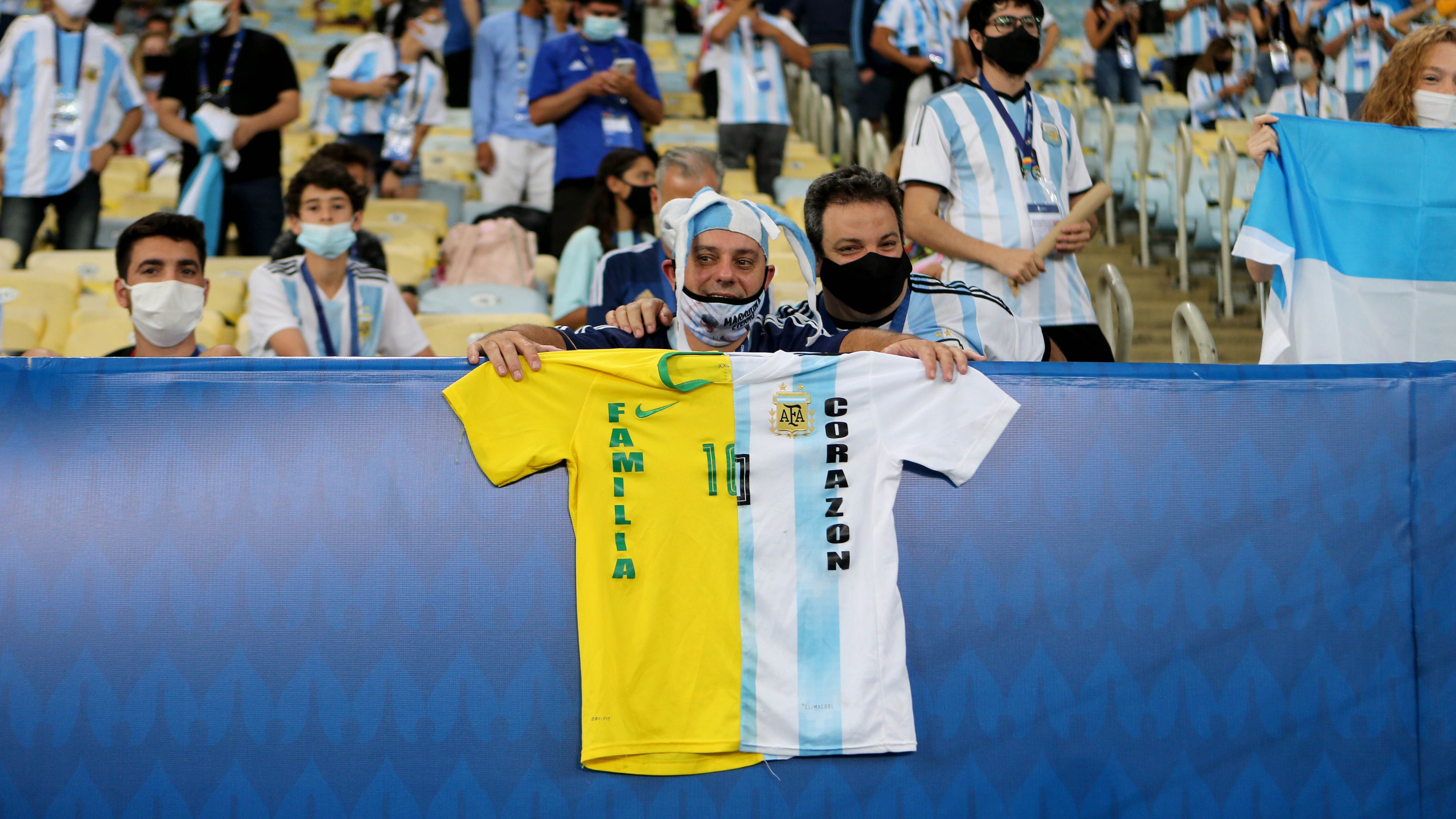 Torcedor com camisa metade brasileira e metade argentina