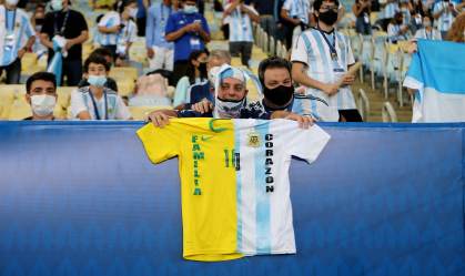 Torcedor com camisa metade brasileira e metade argentina