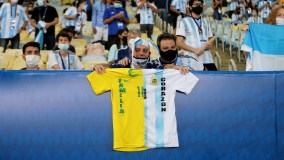 Torcedor com camisa metade brasileira e metade argentina