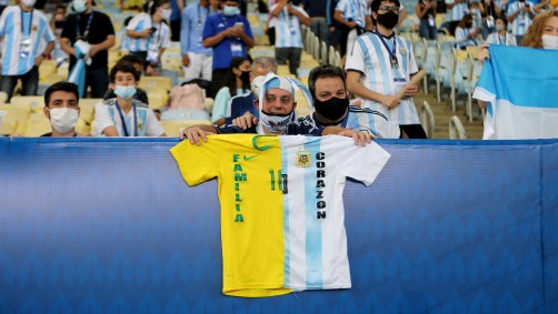 Torcedor com camisa metade brasileira e metade argentina