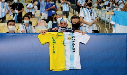 Torcedor com camisa metade brasileira e metade argentina