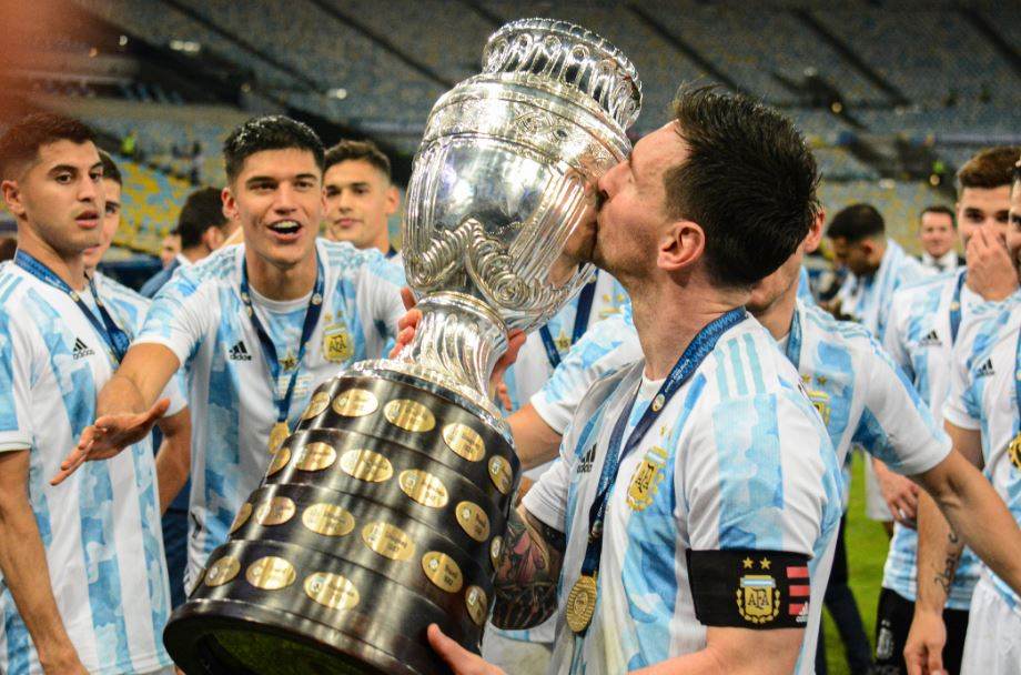 Messi comemora título. Argentina campeã após Argentina x Brasil Messi comemora título. Argentina campeã após Argentina x Brasil