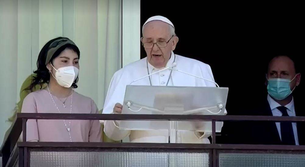 Papa aparece pela primeira vez após cirurgia Papa aparece pela primeira vez após cirurgia