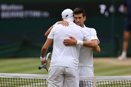O tenista sérvio Novak Djokovic e o italiano Matteo Berrettini