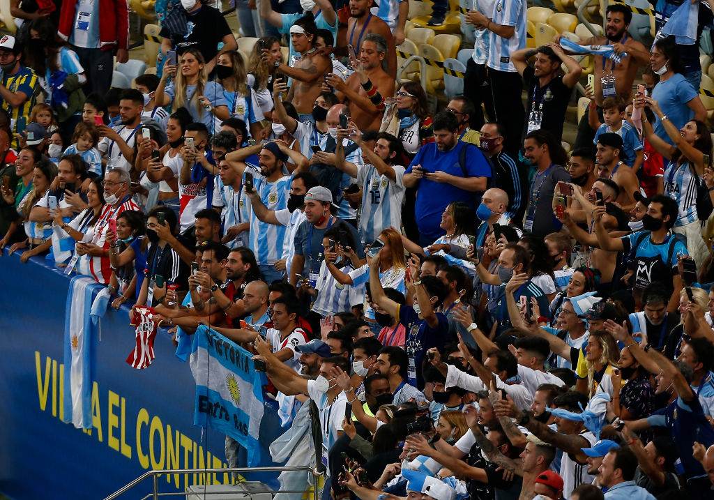 Torcida argentina comemora título após 28 anos de seca Torcida argentina comemora título após 28 anos de seca