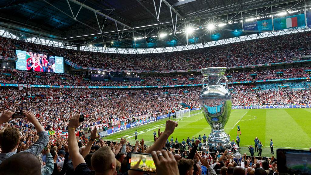 Réplica da taça da Eurocopa é mostrada para torcedores antes do jogo
