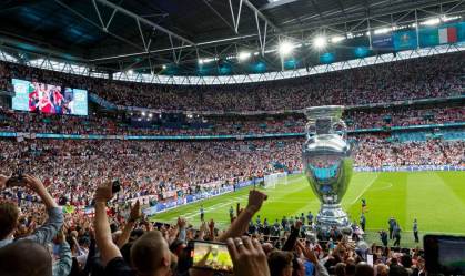 Réplica da taça da Eurocopa é mostrada para torcedores antes do jogo
