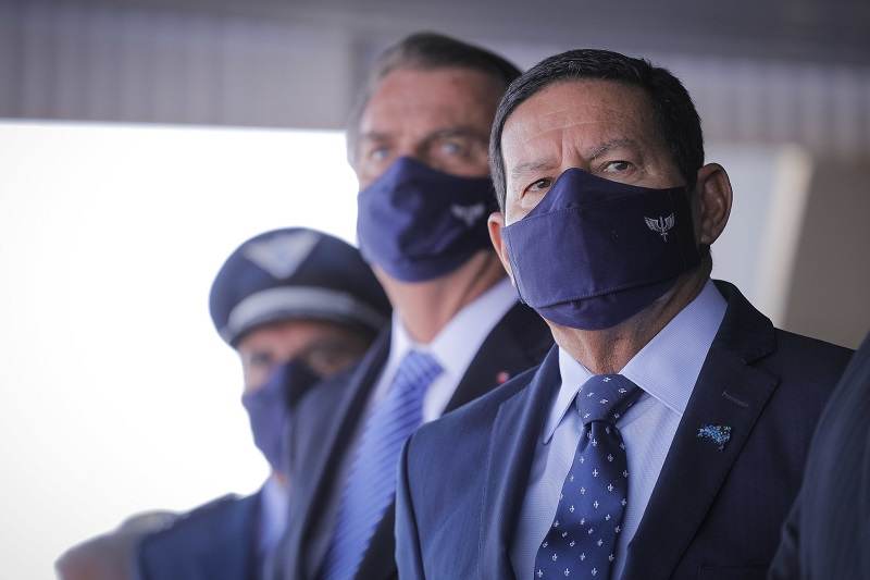 Vice-presidente Hamilton Mourão com o presidente Jair Bolsonaro ao fundo Vice-presidente Hamilton Mourão com o presidente Jair Bolsonaro ao fundo