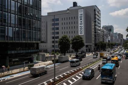 Avenida na região central de Tóquio, Japão