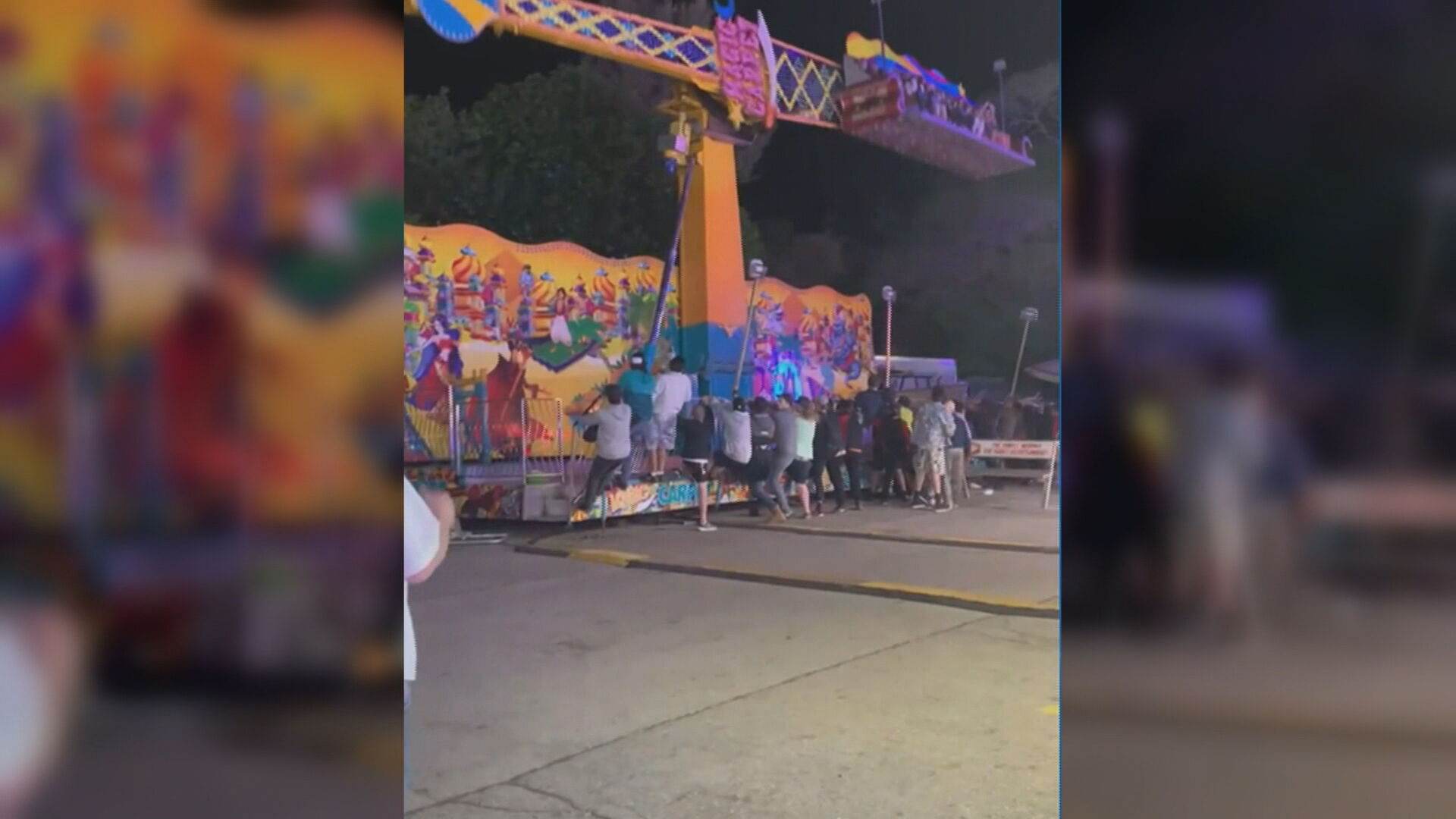 Pessoas ajudaram a fazer contrapeso para brinquedo com visitantes não tombar