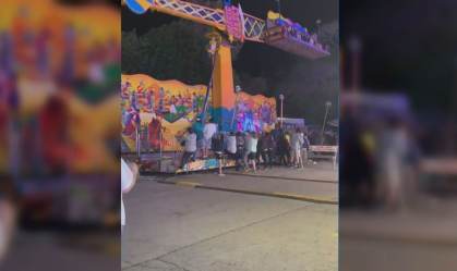 Pessoas ajudaram a fazer contrapeso para brinquedo com visitantes não tombar