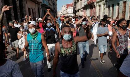 Manifestantes gritam slogans contra o governo cubano durante protesto em Havana