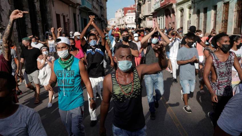 Manifestantes gritam palavras de ordem contra o governo cubano durante protesto em Havana, em julho do ano passado / Reuters