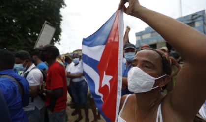 Cubanos tentam aproveitar reabertura para sair do país