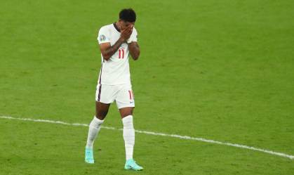Marcus Rashford lamenta pênalti perdido contra a Itália