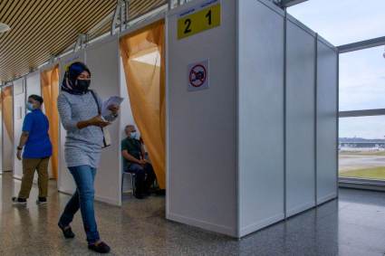 Centro de vacinação no aeroporto da Malásia