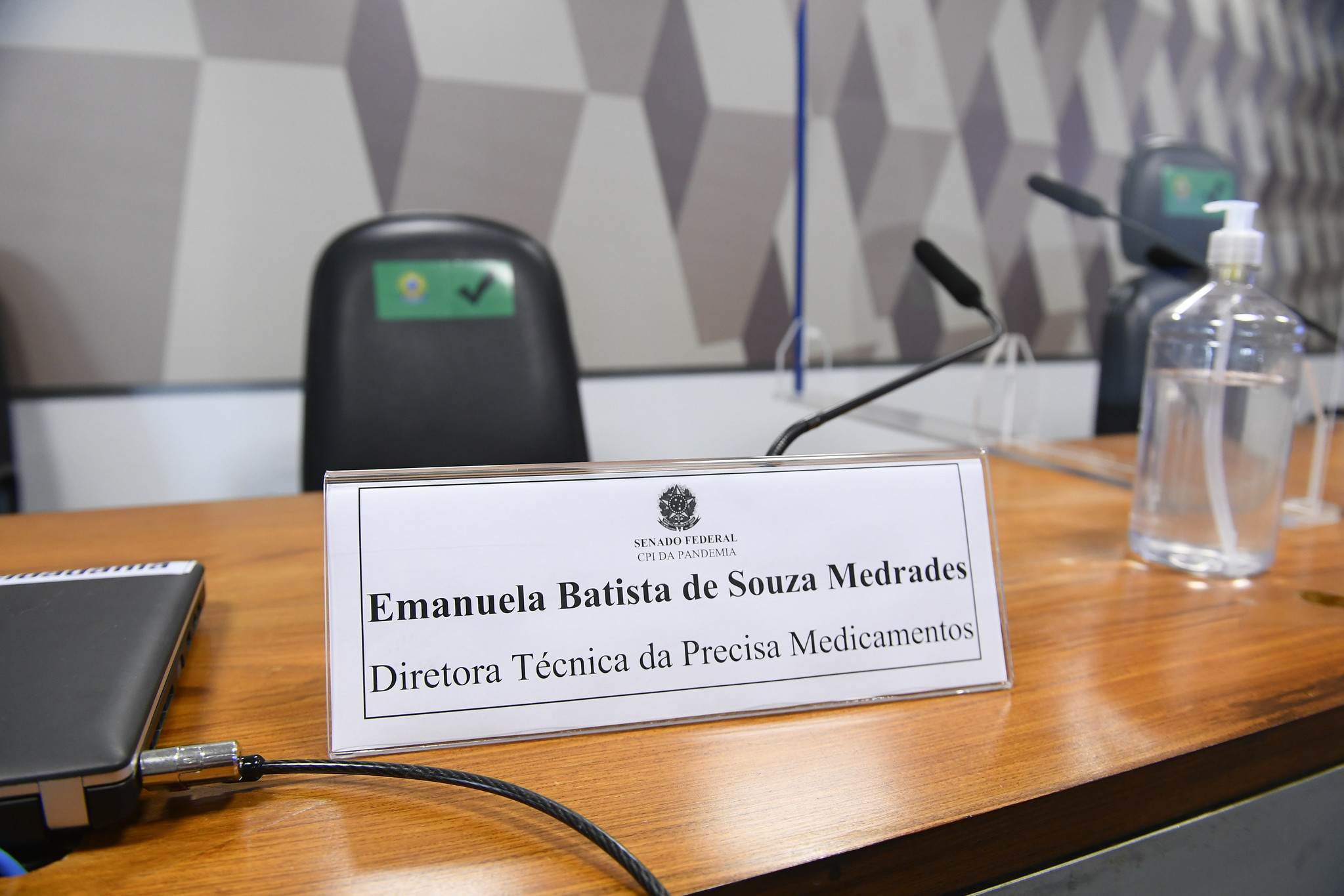 Diretora técnica da Precisa Medicamentos, Emanuela Medrades