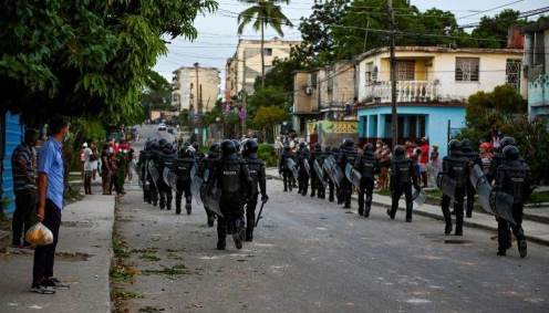 Polícia de choque percorre as ruas em Cuba